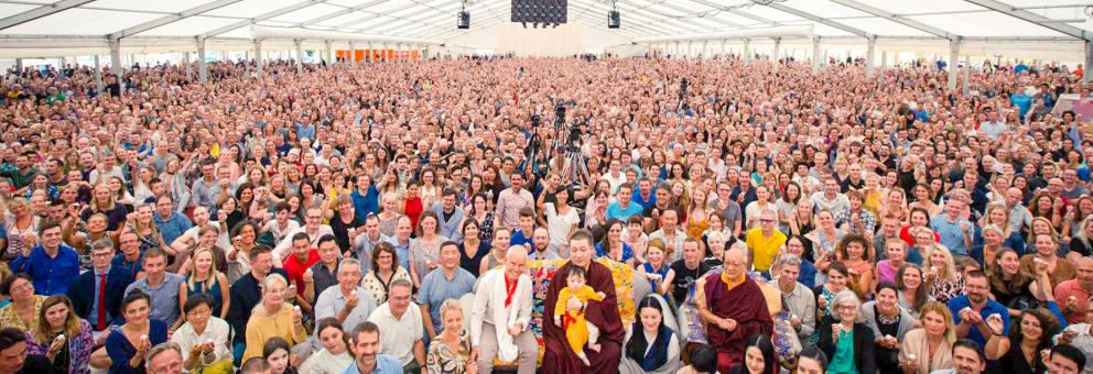 Gruppenbild beim Sommerkurs 2019 mit Thaye Dorje, Seine Heiligkeit der 17. Karmapa, Thugseyla und Lama Ole Nydahl