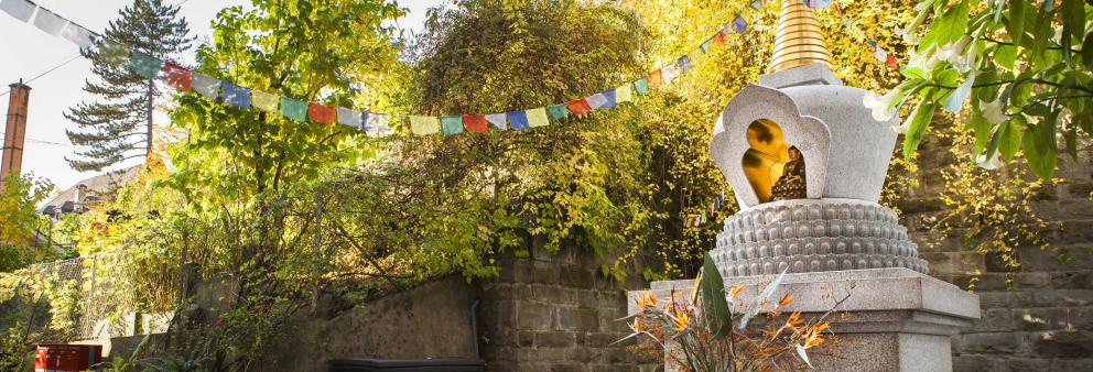 Buddhistischer Stupa und tibetische Gebetsfahnen