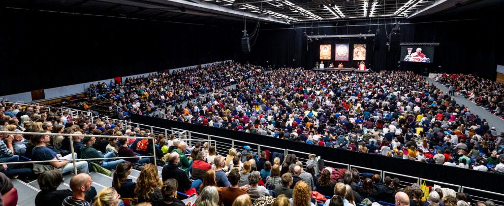 Vortragshalle beim Neujahrskurs 2019 in Hamburg mit Lama Ole Nydahl und Lama Jigme Rinpoche