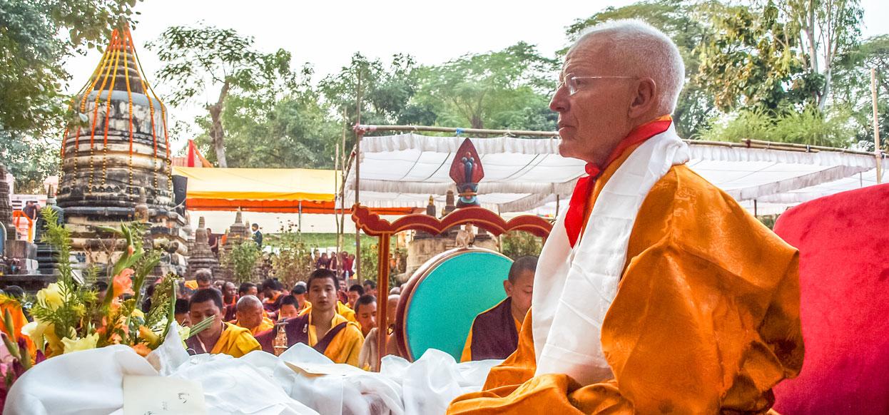 Lama Ole Nydahl beim Kagyu Monlam in Bodhgaya, Indien