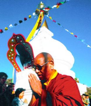 Lopön Tsechu Rinpoche weiht den Kalachakra Stupa in Karma Guen ein